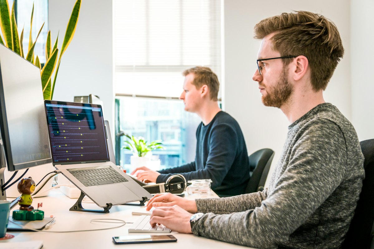 Ingenieros de software trabajando en sus computadoras